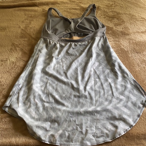 EUC, lululemon Gray Workout Top - Picture 2 of 2